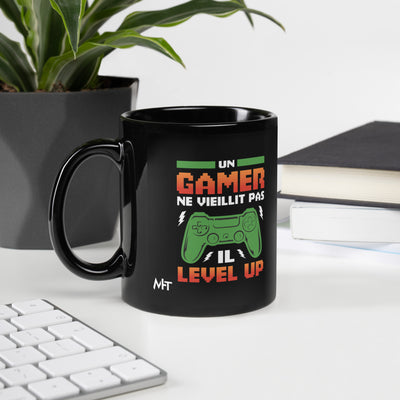 Un GAMER NE VIEILLIT PAS IL Level Up - Black Glossy Mug