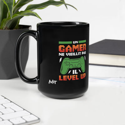 Un GAMER NE VIEILLIT PAS IL Level Up - Black Glossy Mug