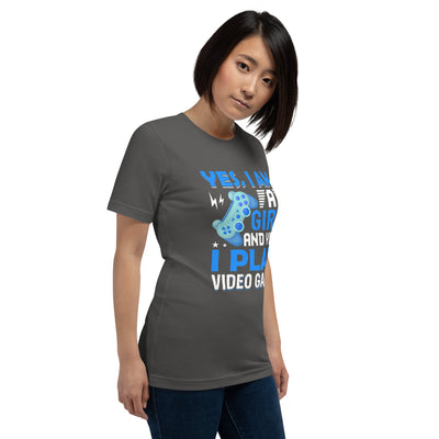 Yes, I am a Girl. Yes! I play Videogame Unisex t-shirt