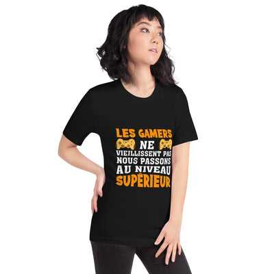 LES GAMERS PNE VIEILLISSENT PAS NOUS PASSONS AU NIVEAU SUPERIEUR - Unisex t-shirt