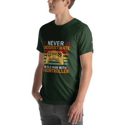 Never Underestimate an old man with a controller - Unisex t-shirt